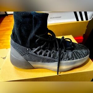 Yeezy Basketball Knit Slate Blue
Color: Blue
Size:8
Quantity:1
Article No:GV8294